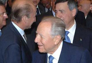 Il Presidente Ciampi, dietro di lui i Presidenti dell'ABI e della CONSOB, Maurizio Sella e Lamberto Cardia, al termine della relazione annuale della CONSOB