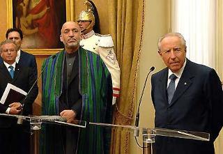 Il Presidente Ciampi con Hamid Karzai, Presidente della Repubblica Islamica dell'Afghanistan, durante le comunicazioni alla stampa