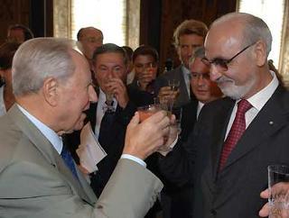 Il Presidente Ciampi con il Presidente dell'Associazione Stampa Parlamentare Enzo Jacopino, al termine della cerimonia di consegna del tradizionale &quot;Ventaglio&quot;
