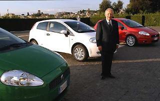 Il Presidente Ciampi posa davanti ai nuovi modelli FIAT Grande Punto
