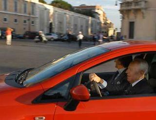 Il Presidente Ciampi, con a fianco Luca Cordero di Montezemolo, Presidente Fiat S.p.A., mentre guida la nuova Grande Punto, sulla piazza del Quirinale