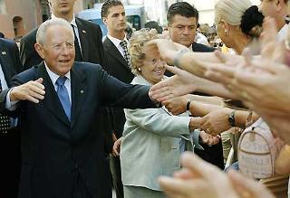 Il Presidente Ciampi, con la moglie Franca, accolti dai cittadini abruzzesi al loro arrivo in Prefettura