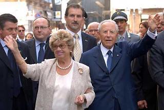 Il Presidente Ciampi, in compagnia della moglie Franca, risponde al saluto dei cittadini all'arrivo in Piazza Vittorio Emanuele