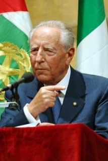 Il Presidente Ciampi durante il suo intervento al Teatro Marruccino