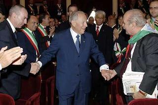 Il Presidente CIampi al suo arrivo al Teatro Marrucino per l'incontro con le Autorità Istituzionali