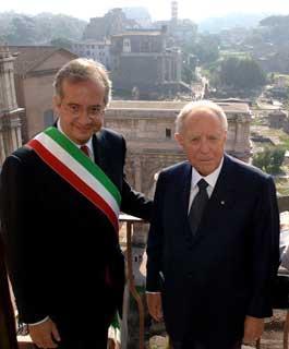 Il Presidente Ciampi con il Sindaco di Roma Walter Veltroni, sullo sfondo i Fori Imperiali, in occasione della cerimonia di consegna dell'Atto recante la cittadinanza onoraria