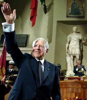 Il Presidente Ciampi, nell'Aula Giulio Cesare in Campidoglio, risponde agli applausi dei presenti, al termine della cerimonia di conferimento della cittadinanza onoraria
