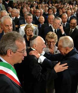 Il Presidente Ciampi, al centro la moglie Franca, saluta l'ex Rabbino Capo di Roma Elio Toaff, al termine della cerimonia di conferimento della cittadinanza onoraria in Campidoglio