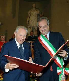 Il Presidente Ciampi riceve l'Atto recante la cittadinanza onoraria di Roma dal Sindaco Walter Veltroni