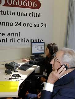 Il Presidente Ciampi, durante la visita alla &quot;Sala Operativa Sociale&quot;