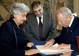Il Presidente Ciampi con Alfredo Pizzoni ed una delle sorelle, osserva il documento originale dell'accordo tra il Comando Supremo Alleato ed il Comitato di Liberazione Nazionale Alta Italia