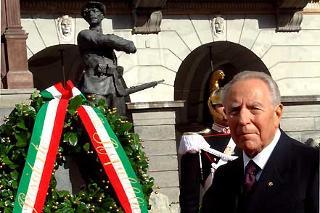 Il Presidente Ciampi rende omaggio al monumento dedicato al Soldato Valdostano