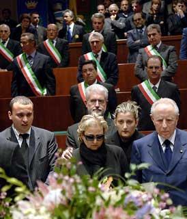 Il Presidente Ciampi in raccoglimento davanti alla salma di Francesco Fortugno. A fianco i familiari della vittima Maria Grazia, Giovanna e Giuseppe