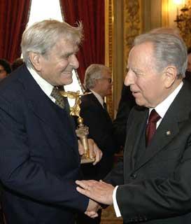 Il Presidente Ciampi consegna il Premio &quot;Presidente della Repubblica&quot; a Piero Farulli