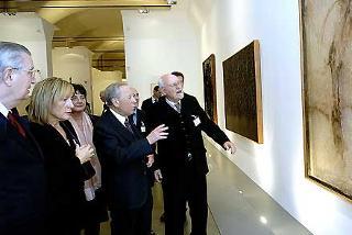 Il Presidente Ciampi durante la visita alla Mostra &quot;Burri. Gli artisti e la materia 1945-2004&quot; alle Scuderie del Quirinale