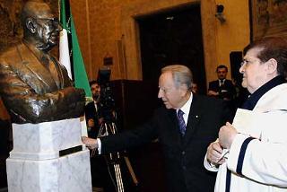Il Presidente Ciampi con Carla Voltolina Pertini, durante la cerimonia di scoprimento di un busto di Sandro Pertini