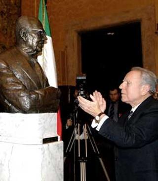 Il Presidente Ciampi, a Monte Citorio, davanti al busto di Sandro Pertini