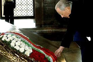 Il Presidente Ciampi, durante la cerimonia di deposizione di una corona al Mausoleo di Ataturk