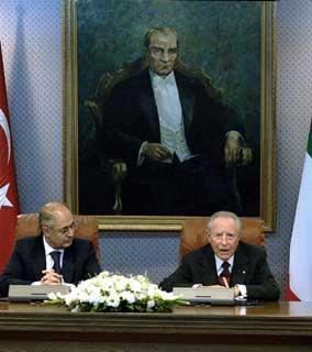 I Presidenti della Repubblica Italiana e della Repubblica di Turchia, Carlo Azeglio Ciampi e Ahmet Necdet Sezer, durante l'incontro con la stampa