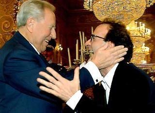 Il Presidente Ciampi con Roberto Benigni, subito dopo aver ricevuto le insegne di Cavaliere di Gran Croce dell'OMRI, in occasione della cerimonia di consegna dei Premi &quot;Vittorio De Sica&quot;
