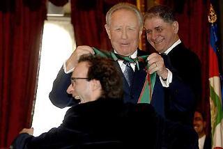 Il Presidente Ciampi, nella foto con il Ministro Rocco Buttiglione, durante la cerimonia di consegna delle insegne di Cavaliere di Gran Croce all'attore Roberto Benigni