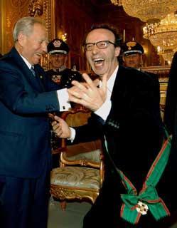 Il Presidente Ciampi in un momento della consegna all'attore Roberto Benigni dell'Onorificenza di Cavaliere di Gran Croce