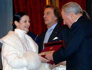 Il Presidente Ciampi consegna il Premio alla&quot; Carriera&quot; a Carla Fracci