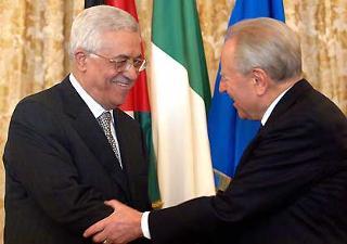 Il Presidente Ciampi con Abu Mazen, Presidente dell'Autorità Nazionale Palestinese, al termine dell'incontro con la stampa