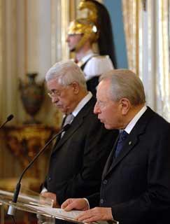 Il Presidente Ciampi con Abu Mazen, Presidente dell'Autorità Nazionale Palestinese, durante le comunicazioni alla stampa