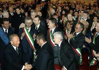 Il Presidente Ciampi tra i Sindaci della Provincia, al suo arrivo al Teatro Ponchielli