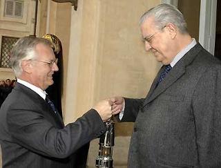 Il Segretario generale della Presidenza della Repubblica Gaetano Gifuni riceve dal Presidente del Comitato Organizzatore Torino 2006 Valentino Castellani la Lanterna Olimpica