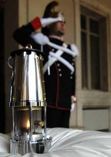 La Lanterna Olimpica, consegnata al Segretario generale della Presidenza della Repubblica Gaetano Gifuni, custodita al Palazzo del Quirinale