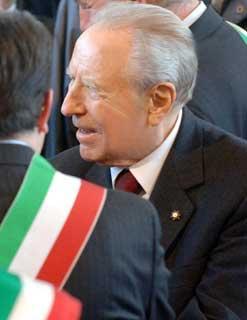 Il Presidente Ciampi al suo arrivo al Parco Tecnologico Padano, in occasione dell'incontro con le Autorità politiche, civili, militari ed i Sindaci della Provincia