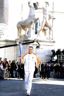 Il 1° tedoforo Stefano Baldini con la Torcia olimpica in occasione della cerimonia ufficiale di inizio del Viaggio della Fiamma Olimpica in Italia