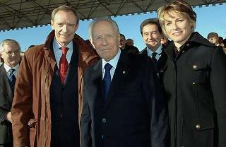 Il Presidente Ciampi con Jean Claude Killy e Manuela Di Centa, in occasione della cerimonia ufficiale di inizio del Viaggio della Fiamma Olimpica in Italia