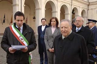Il Presidente Ciampi con il Presidente dell'UNCEM Toscana Dott. Oreste Giurlani, nel corso della consegna dell'albero di Natale al Quirinale