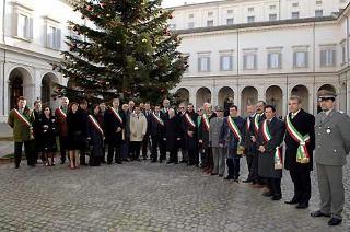 Il Presidente Ciampi con alcuni membri della Comunità montana del Casentino ed alcuni sindaci della Toscana, in occasione della donazione dell'albero di Natale