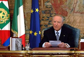 Il Presidente Ciampi durante la lettura del messaggio di fine anno agli italiani