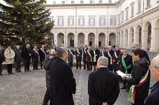 Il Presidente Ciampi con alcuni membri della Comunità montana del Casentino ed alcuni sindaci della Toscana, nel corso della consegna dell'abete Natalizio al Quirinale