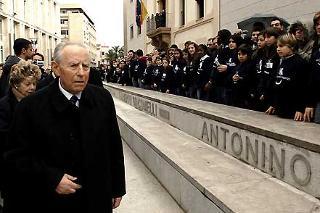 Il Presidente Ciampi con la moglie Franca in Piazza della Memoria, rende omaggio ai Magistrati vittime della mafia