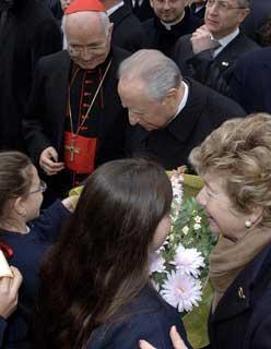Il Presidente Ciampi con la moglie Franca ed il Cardinale De Giorgi, durante l'inaugurazione della Piazza della Memoria