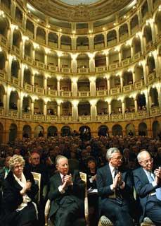 Il Presidente Ciampi, la moglie Franca, il Ministro dell'Economia Giulio Tremonti ed il Vice Presidente del CSM, Virginio Rognoni al Teatro Fraschini, durante l'intervento del Presidente della Regione Formigoni