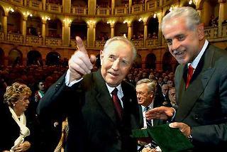 Il Presidente Ciampi con il Presidente della Regione Lombardia, Roberto Formigoni durante l'incontro con le Autorità al Teatro Frashini