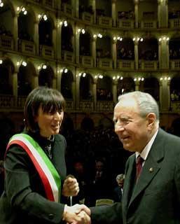 Il Presidente Ciampi con il Sindaco della città Piera Capitelli al termine del suo intervento al Teatro Fraschini