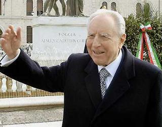 Il Presidente Ciampi risponde al saluto della gente, subito dopo aver reso omaggio al Monumento dei Caduti in Guerra
