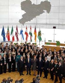 Foto dei Capi di Stato firmatari dell'articolo &quot;Uniti per l'Europa&quot; con gli studenti nella sede del Parlamento dello Stato Libero di Sassonia, in occasione dell'incontro