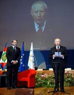 Il Presidente Ciampi, a fianco il Presidente del CIO Jacques Rogge, rivolge il suo indirizzo di saluto ai componenti del Comitato Olimpico Internazionale