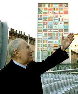 Il Presidente Ciampi davanti alla Casa delle Bandiere, durante la visita ad alcune strutture