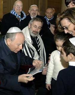 Il Presidente Ciampi, a fianco il Rabbino Capo di Roma, Riccardo Di Segni, durante la visita in forma privata al Museo Ebraico ed al Tempio Maggiore di Roma