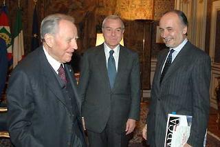 Il Presidente Ciampi, con il Dott. Gianni Letta, Sottosegretario di Stato alla Presidenza del Consiglio dei ministri e l'Arch. Mario Virano, Presidente dell'Osservatorio sulla TAV Torino - Lione